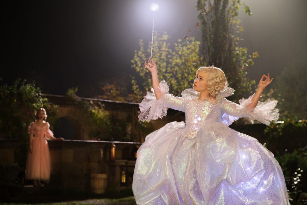 Szenenbild aus CINDERELLA - Die Gute Fee (Helena Bonham Carter) zaubert für Cinderella (Lily James) - © Disney