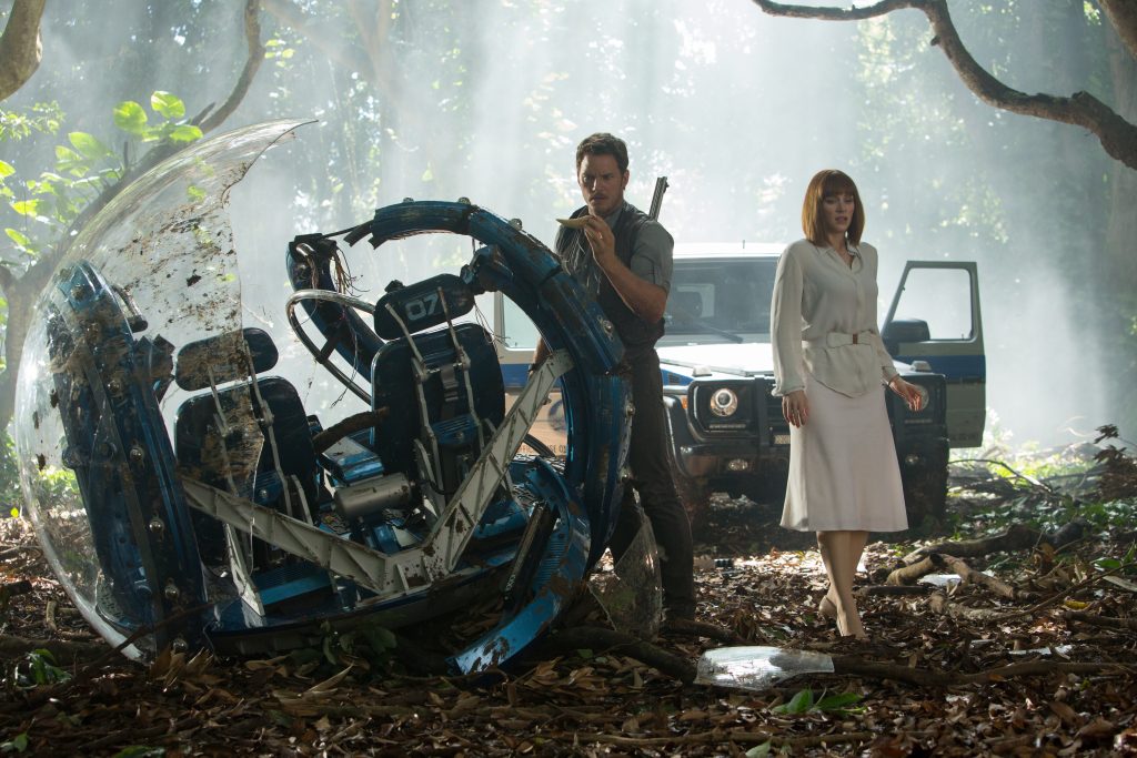 Szenenbild aus JURASSIC WORLD - Owen und Claire untersuchen das zerstörte Transportmittel - © Universal Pictures