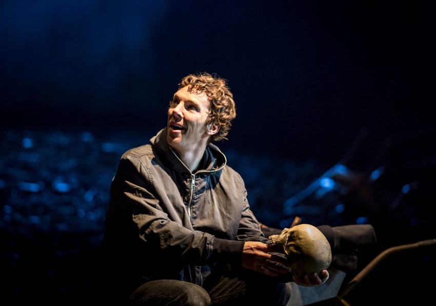 Szenenbild aus NT Live: HAMLET - Hamlet (Benedict Cumberbatch) - Credit: Johan Persson