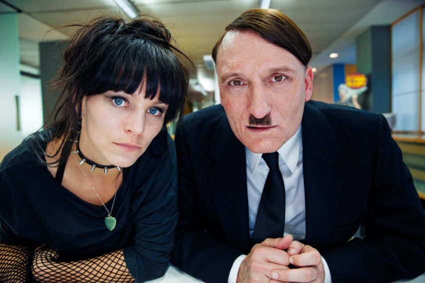 Szenenbild aus ER IST WIEDER DA - Krömeier (Franziska Wulf) und "Herr Hitler" (Oliver Masucci) - © 2015 Constantin Film Verleih GmbH