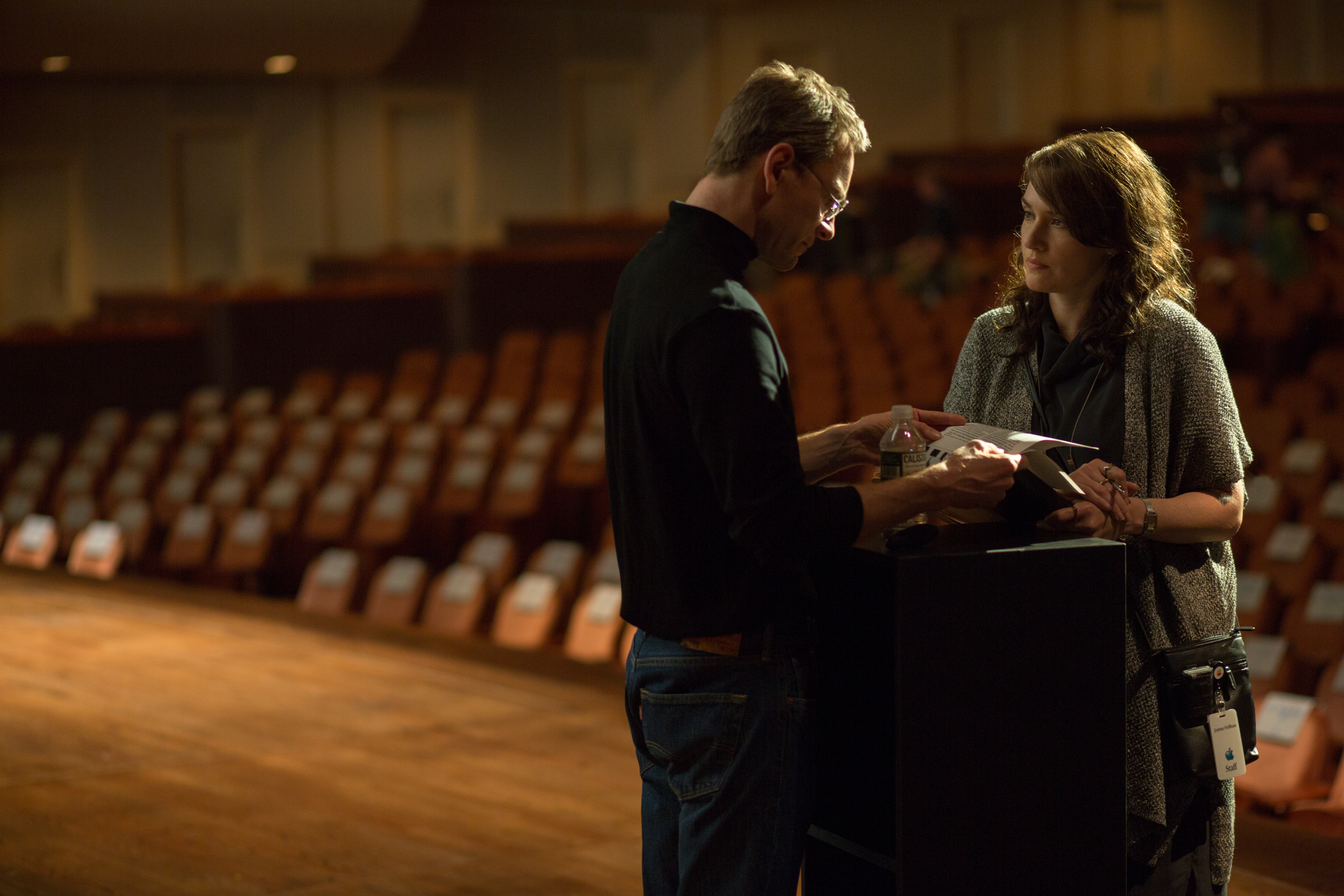 Filmstill aus STEVE JOBS - Joanna (Kate Winslet) redet Steve (Michael Fassbender) ins Gewissen - © Universal Pictures