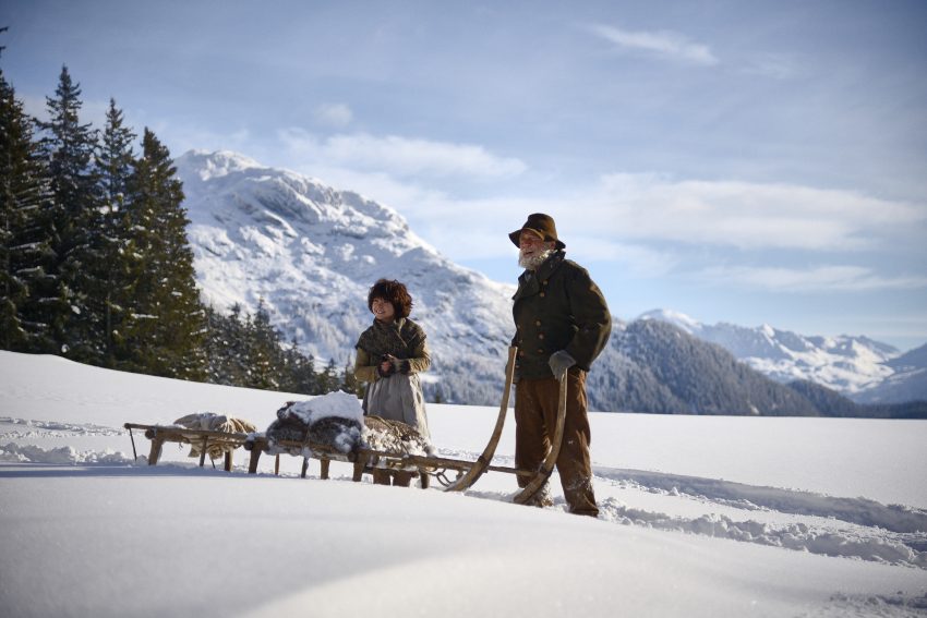 Szenenbild aus HEIDI - Im Winter sind Heidi (Anuk Steffen) und der Almöhi (Bruno Ganz) mit dem Schlitten unterwegs zur Alm- © Studiocanal