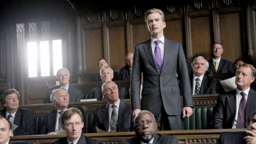 Szenenbild aus THE POLITICIAN'S HUSBAND - Aidan Hoynes (David Tennant) im Parlament - © Daybreak Pictures