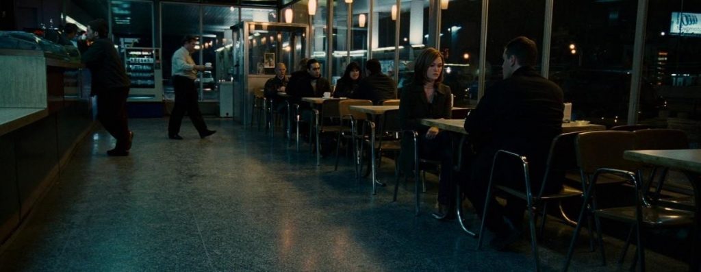 Nicky (Julia Stiles) und Jason (Matt Damon) bei der Lagebesprechung im Restaurant - © Universal Pictures