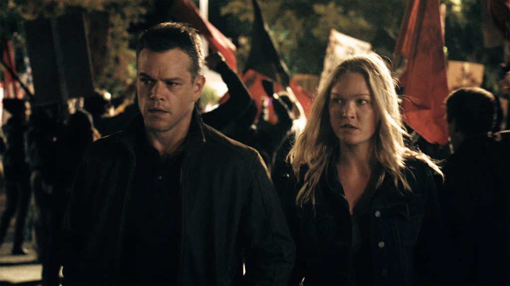 Filmstill aus JASON BOURNE - Jason (Matt Damon) und Nicky (Julia Stiles) in Athen - © Universal Pictures