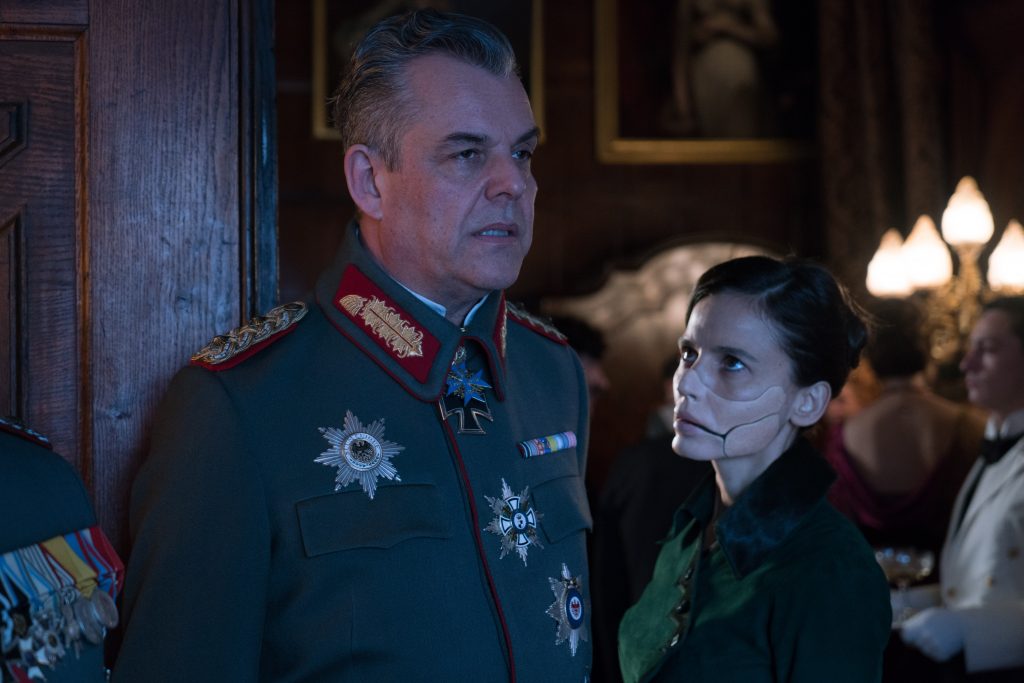 Ludendorff (Danny Huston) und Dr. Poison (Elena Anaya) - © 2017 Warner Bros.