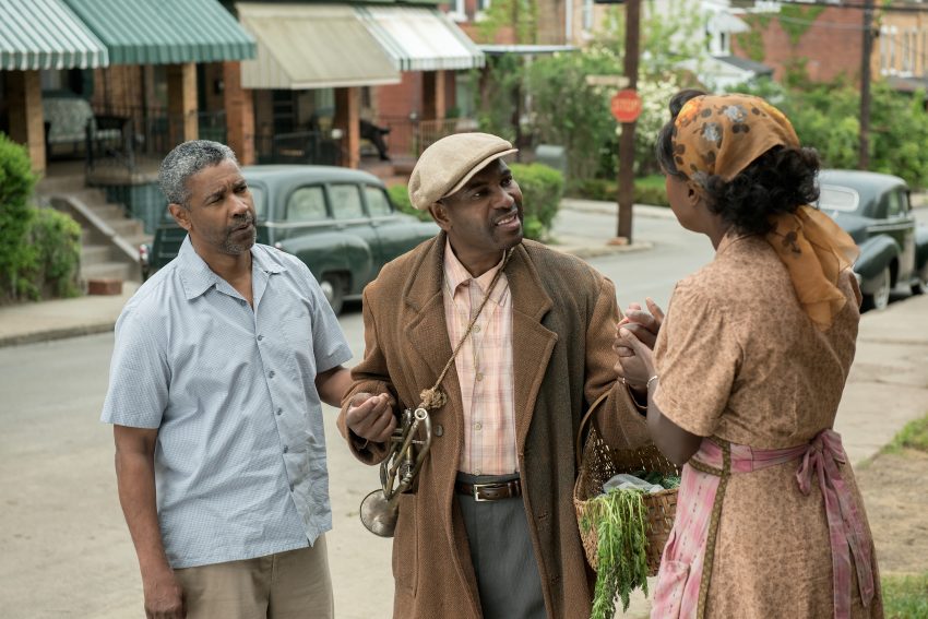 Szenenbild aus FENCES - Troy (Denzel Washington), Gabriel (Mykelti Williamson) und Rose (Viola Davis) auf der Straße - © Paramount Pictures