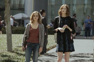 Filmstill THE CIRCLE (2017) - Mae (Emma Watson) und Annie (Karen Gillan) - © Universum