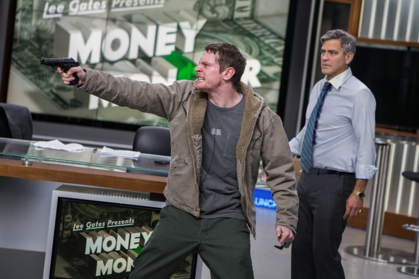 Filmstill zu MONEY MONSTER (2016) - Kyle (Jack O'Conell) bedroht Lee (George Clooney) während dessen Livesendung - © Sony Pictures