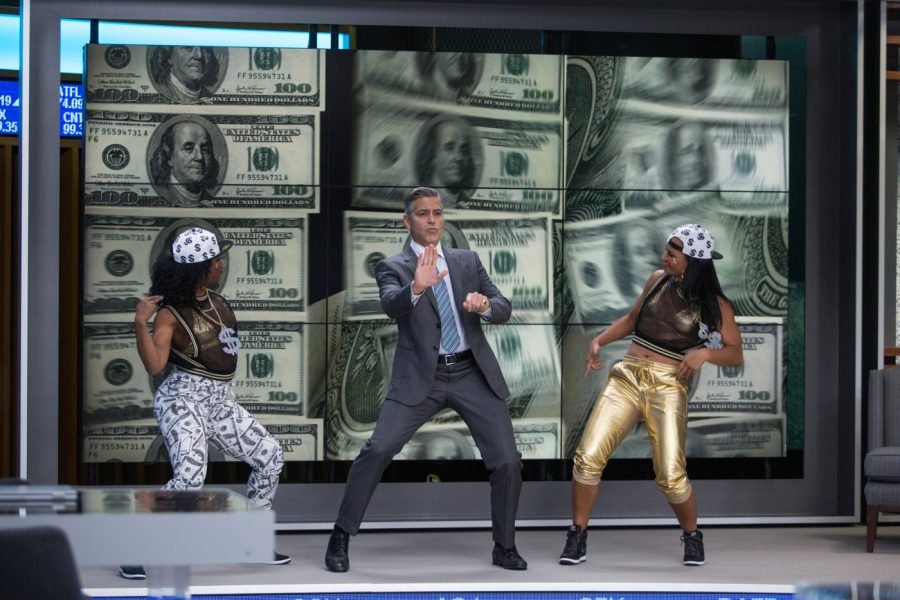 Filmstill aus MONEY MONSTER - Lee (George Clooney) tanzt - © Sony Pictures