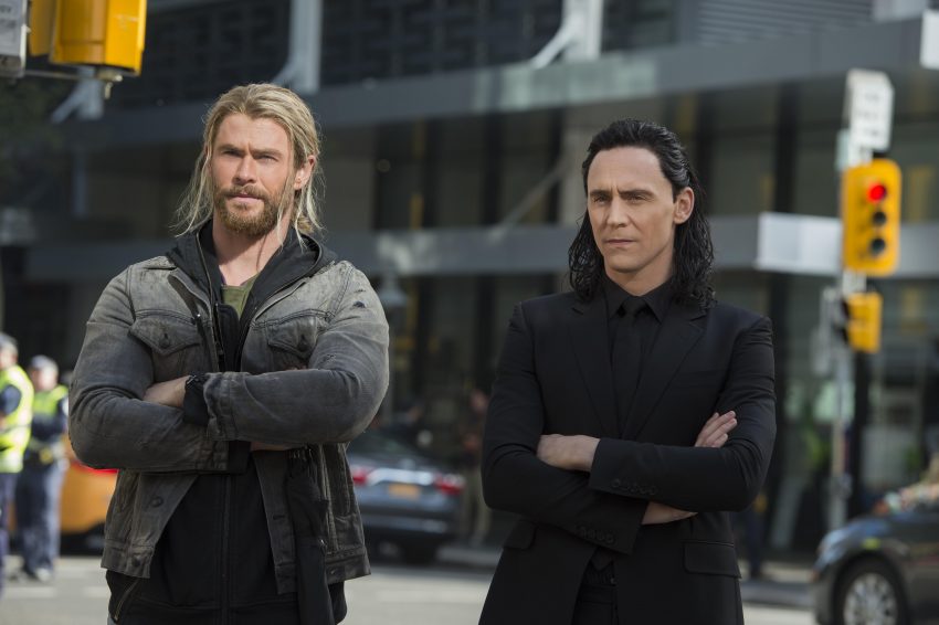 Filmstill aus THOR: RAGNAROK (2017) - Thor (Chris Hemsworth) und Loki (Tom Hiddleston) - © Walt Disney