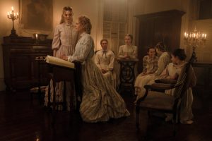 Filmstill aus THE BEGUILED (2017) - Martha (Nicole Kidman) und ihre Schülerinnen - © Universal Pictures 