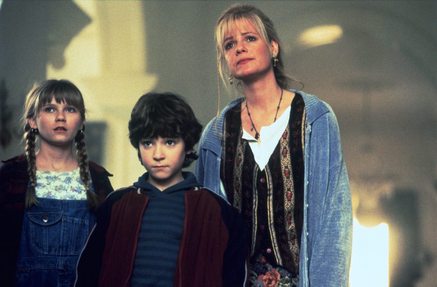 Szenenbild aus JUMANJI (1995) -Judy (Kirsten Dunst), Peter (Bradley Pierce) und die erwachsene Sarah (Bonnie Hunt) - © Sony Home