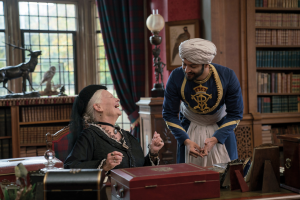 Szenenbild aus VICTORIA & ABDEL (2017) - Königin Victoria (Judi Dench) und Abdel (Ali Fazal) verstehen sich prächtig. - © Universal Pictures 
