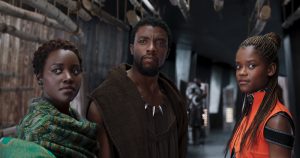 Szenenbild aus BLACK PANTHER (2018) - Nakia (Lupita Nyong'o), T'Challa (Chadwick Boseman) und Schwester Shuri (Letitia Wright) - © Marvel Studios 2018