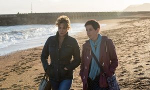 Szenenbild aus BROADCHURCH Staffel 3 - Cath (Sarah Parish) und Trish (Julie Hesmondhalgh) am Strand - © ITV