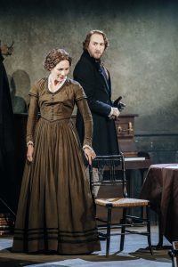 National Theatre Live: Young Marx (2017) - Jenny Marx (Nancy Carroll) und Friedrich Engels (Oliver Chris) - © Photo by Manuel Harlan