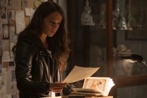 Szenenbild aus TOMB RAIDER (2018) - Lara (Alicia Vikander) findet ein Geheimnis heraus - © 2018 Warner Bros. Entertainment Inc. und Metro-Goldwyn- Mayer Pictures Inc.