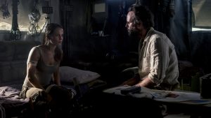 Szenenbild aus TOMB RAIDER (2018) - Lara Croft (Alicia Vikander) trifft auf Mathias Vogel (Walton Goggins) - © 2018 Warner Bros. Entertainment Inc. und Metro-Goldwyn- Mayer Pictures Inc.
