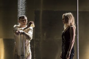 Cat on a hot tin roof - National Theatre London 2018 - NT Live - Brick (Jack O'Connell) und Maggie (Sienna Miller) - Credit : Johan Persson
