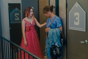 Szenenbild aus LADY BIRD (2017) - Lady Bird (Saoirse Ronan) geht zusammen mit ihrer Mutter (Laurie Metcalf) einkaufen - © Universal Pictures