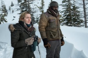 Szenenbild aus ZWISCHEN ZWEI LEBEN - THE MOUNTAIN BETWEEN US - Alex (Kate Winslet) und Ben (Idris Elba) - © 20th Century Fox