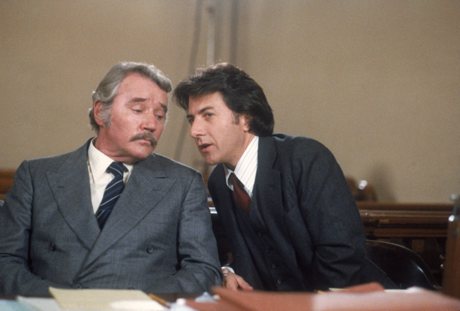 zenenbild aus KRAMER GEGEN KRAMER - KRAMER VS. KRAMER (1979) - Ted (Dustin Hoffman) bespricht sich mit seinem Anwalt (Howard Duff) - © Sony Home Entertainment