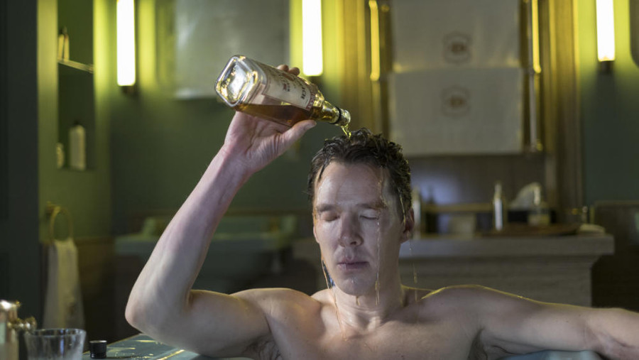 Szenenbild aus PATRICK MELROSE - Patrick (Benedict Cumberbatch) begießt sich im Delirium mit Alkohol - © Sky