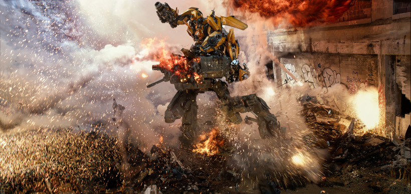 Szenenbild aus TRANSFORMERS 5 - TRANSFORMERS: THE LAST KNIGHT - Bumblebee kämpft gegen einen Sentinel - © Paramount Pictures Deutschland