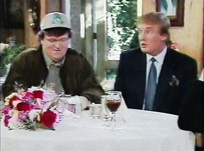 Szenenbild aus FAHRENHEIT 11/9 (2018) - Moore und Trump saßen 1998 zusammen in einer US-Talkshow. - © Weltkino