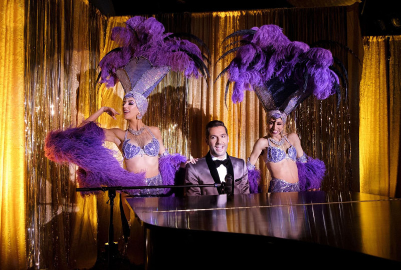Szenenbild aus Lucifer - 3. Staffel - Viva las Vegas! Lucifer (Tom Ellis) am Klavier. - © Fox