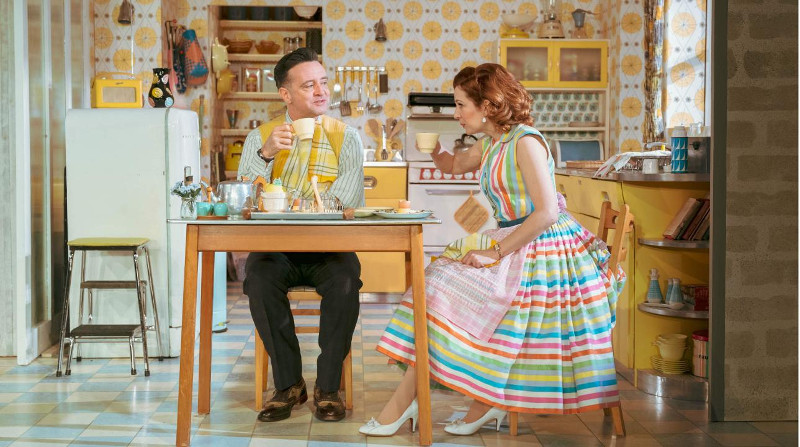 Szenenbild aus HOME, I'M DARLING - Judy (Katherine Parkinson) und Johnny (Richard Harrington) beim Frühstück - ©  Photo Credit: Manuel Harlan