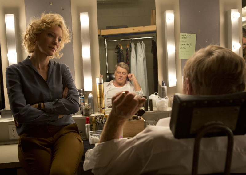 Szenenbild aus TRUTH - DER MOMENT DER WAHRHEIT - Mary Mapes (Cate Blanchett) überzeugt Dan Rather (Robert Redford). - © Warner Bros. 