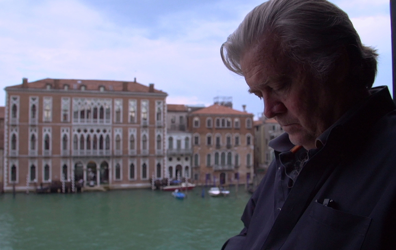 Szenenbild aus THE BRINK (2019) - Steve Bannon in Venedig- © Filmfest München
