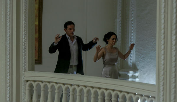 Szenenbild aus HOTEL MUMBAI - Vasili (Jason Isaacs) und Zahra (Nazanin Boniadi) - © Universum Filmverleih