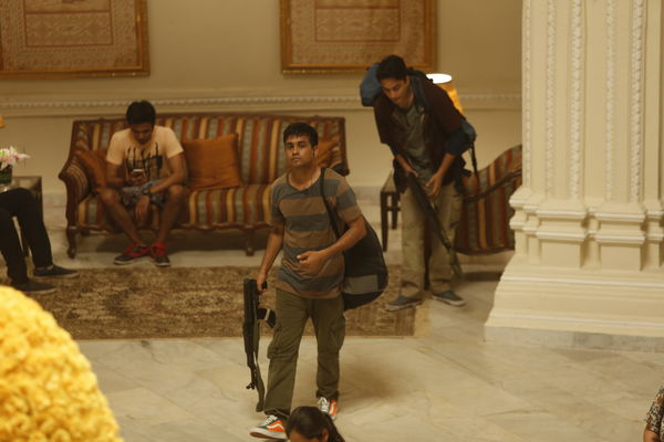 Szenenbild aus HOTEL MUMBAI - Die Terroristen greifen die Hotelgäste an. - © Universum Filmverleih
