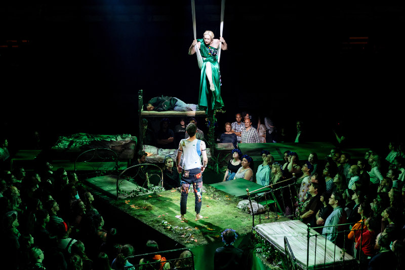 Szenenbild aus A MIDSUMMER NIGHT'S DREAM aus dem Bridge Theatre - Puck (David Moorst) muss Titania (Gwendoline Christie) gehorchen. - © Manuel Harlan