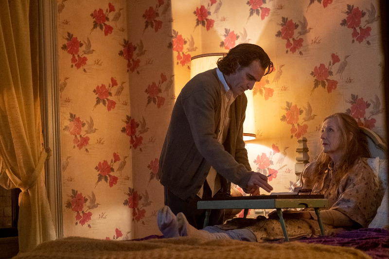Szenenbild aus JOKER (2019) - Arthur (Joaquin Phoenix) pflegt seine Mutter (Frances Conroy). - © Warner Bros. 