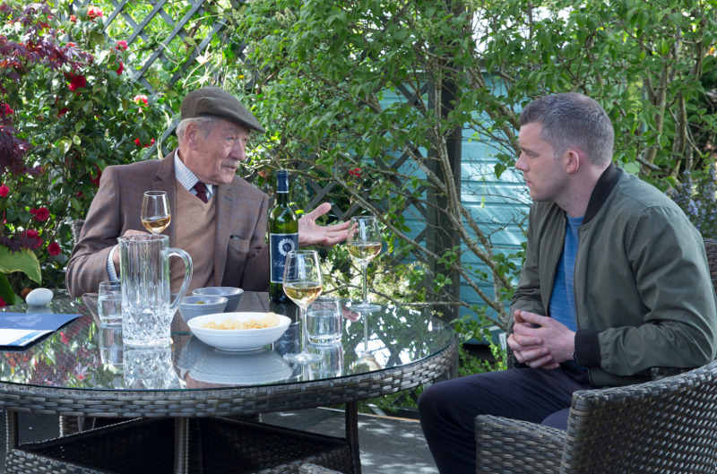 Szenenbild aus THE GOOD LIAR (2019) - Roy (Ian McKellen) versucht Stephen (Russell Tovey) zu überzeugen. - © Warner Bros.