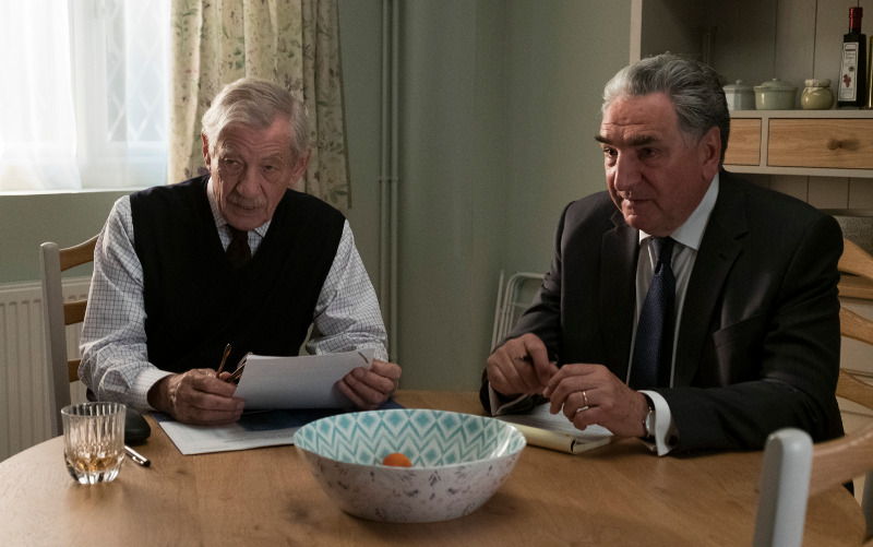 Szenenbild aus THE GOOD LIAR (2019) - Roy (Ian McKellen) und Kumpel Vincent (Jim Carter) - © Warner Bros.