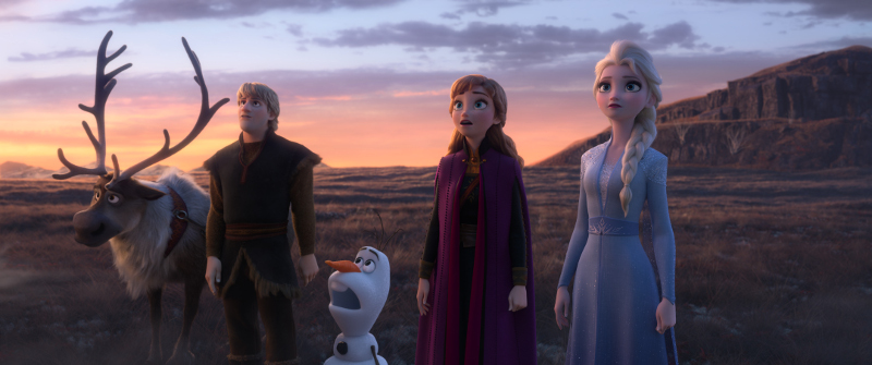 Szenenbild aus FROZEN 2 - In Walt Disney Animation Studios’ “Frozen 2, Elsa, Anna, Kristoff, Olaf and Sven journey far beyond the gates of Arendelle in search of answers. Featuring the voices of Idina Menzel, Kristen Bell, Jonathan Groff and Josh Gad, “Frozen 2” opens in U.S. theaters November 22. © 2019 Disney. All Rights Reserved.