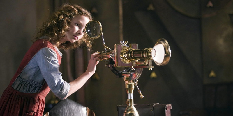 Szenenbild aus THE GOLDEN COMPASS - DER GOLDENE KOMPASS - Lyra (Dakota Blue Richards) ist neugierig. - © Warner Bros.