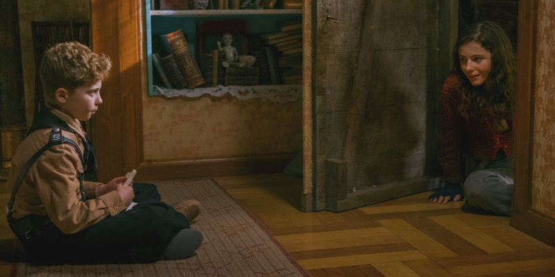 Szenenbild aus JOJO RABBIT (2019) - Jojo (Roman Griffin Davies) trifft auf Elsa (Thomasin McKenzie) - © 20th Century Fox