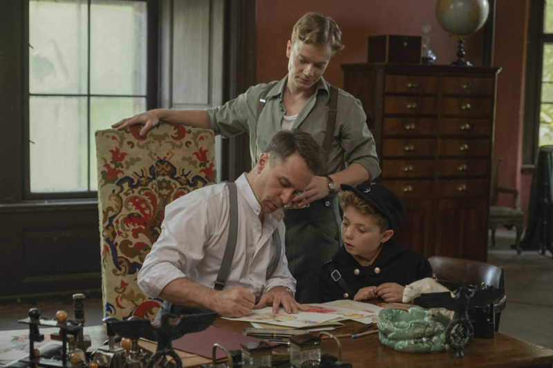 Szenenbild aus JOJO RABBIT (2019) - Klenzendorf (Sam Rockwell), Finkel (Alfie Allen) und Jojo (Roman Griffin Davies) - © 20th Century Fox