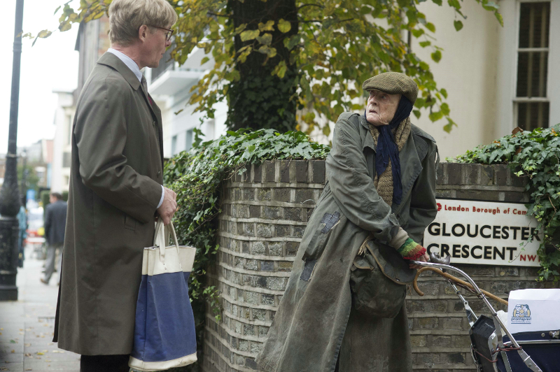 Szenenbild aus THE LADY IN THE VAN (2015) - Alan Bennett (Alex Jennings) und Miss Sheperd (Maggie Smith) - © Sony Pictures