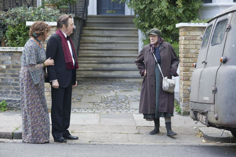 Szenenbild aus THE LADY IN THE VAN (2015) - Die Nachbarn stören sich an Miss Shepard (Maggie Smith) - © Sony Pictures