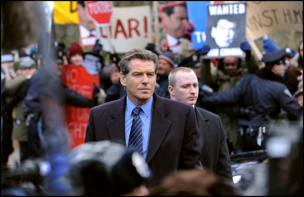 Adam Lang (Pierce Brosnan) stellt sich den Demonstranten - © Studiocanal