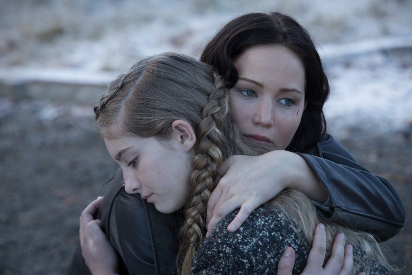 Szenenbild aus DIE TRIBUTE VON PANEM - Katniss (Jennifer Lawrence) und Primrose (Willow Shields) - © Studiocanal