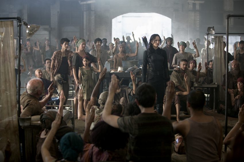 Szenenbild aus DIE TRIBUTE VON PANEM - MOCKINGJAY - Der Mockingjay Katniss Everdeen (Jennifer Lawrence) - © Studiocanal