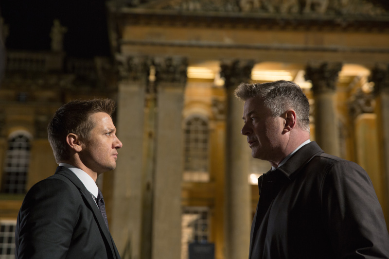 Szenenbild aus MISSION: IMPOSSIBLE 5 - ROGUE NATION - William Brandt (Jeremy Renner) und Alan Hunley (Alec Baldwin) - © Paramount Pictures and Skydance Productions